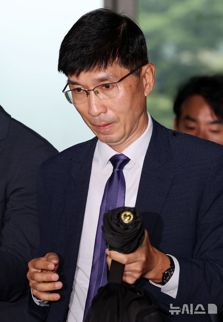 [서울=뉴시스] 조성우 기자 =12·3 비상계엄 관련 내란·외환 혐의를 수사하는 특별검사팀이 윤재순 전 대통령실 총무비서관의 대통령실 인사에 관여 의혹과 관련해 임기훈 전 국가안보실 국방비서관을 소환했다. 임 전 비서관이 9월 24일 오후 서울 서초구 순직 해병 특별검사팀 사무실에서 참고인 소환 조사를 받기 위해 출석하고 있다. 2025.09.24. xconfind@newsis.com