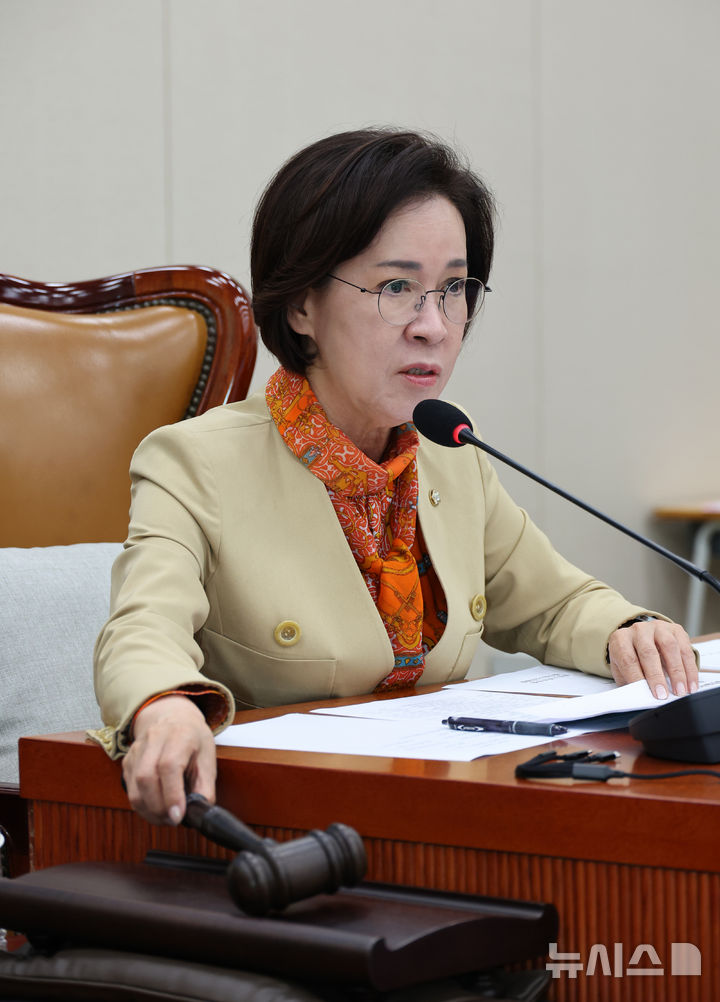 [서울=뉴시스] 김금보 기자 = 이인선 국회 여성가족위원회 위원장이 24일 오후 서울 여의도 국회에서 열린 전체회의에서 의사봉을 두드리고 있다. 2025.09.24. kgb@newsis.com