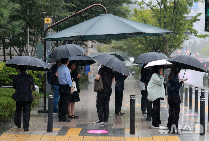 [서울=뉴시스] 이영환 기자 = 비가 내린 24일 오후 서울 중구 세종대로에서 우산을 쓴 시민들이 신호를 기다리고 있다. 2025.09.24. 20hwan@newsis.com