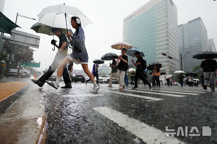 [서울=뉴시스] 이영환 기자 = 비가 내린 24일 오후 서울 종로구 광화문 네거리에서 우산을 쓴 시민들이 걸어가고 있다. 2025.09.24. 20hwan@newsis.com