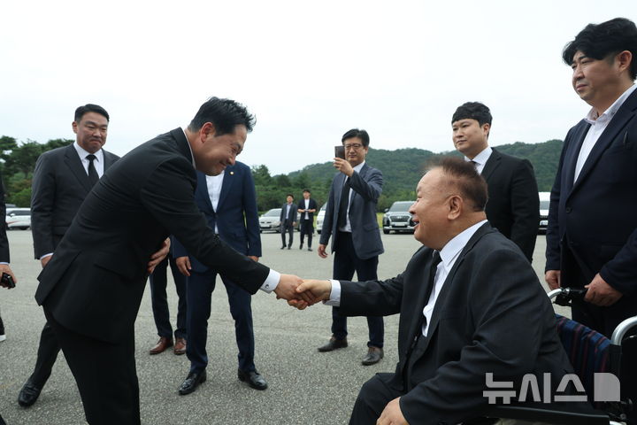 [대전=뉴시스] 고승민 기자 = 장동혁 국민의힘 대표가 24일 대전 유성구 국립대전현충원을 방문, 이상민 대전시당위원장과 인사하고 있다. 2025.09.24. kkssmm99@newsis.com