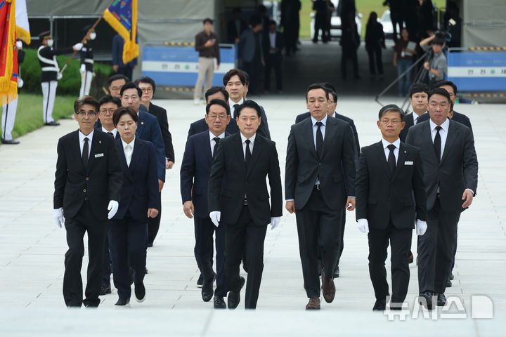 [대전=뉴시스] 고승민 기자 = 장동혁 국민의힘 대표가 24일 대전 유성구 국립대전현충원을 방문, 현충탑으로 향하고 있다. 2025.09.24. kkssmm99@newsis.com