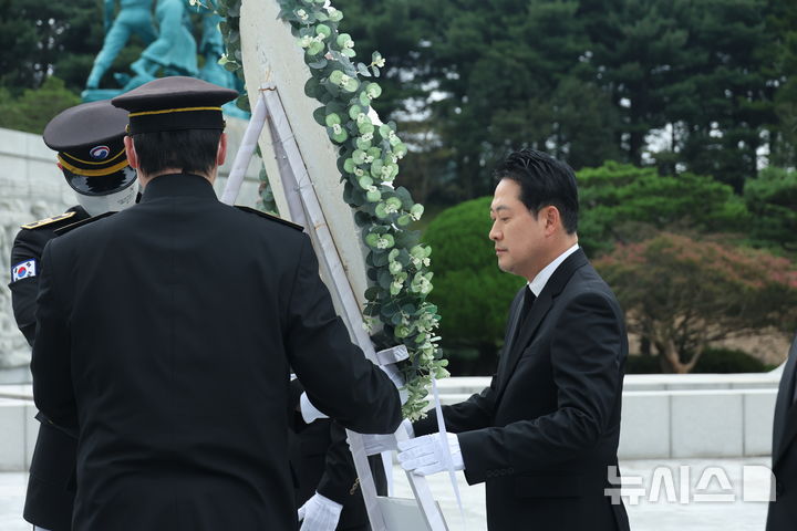 [대전=뉴시스] 고승민 기자 = 장동혁 국민의힘 대표가 24일 대전 유성구 국립대전현충원을 방문, 현충탑을 참배하며 헌화하고 있다. 2025.09.24. kkssmm99@newsis.com