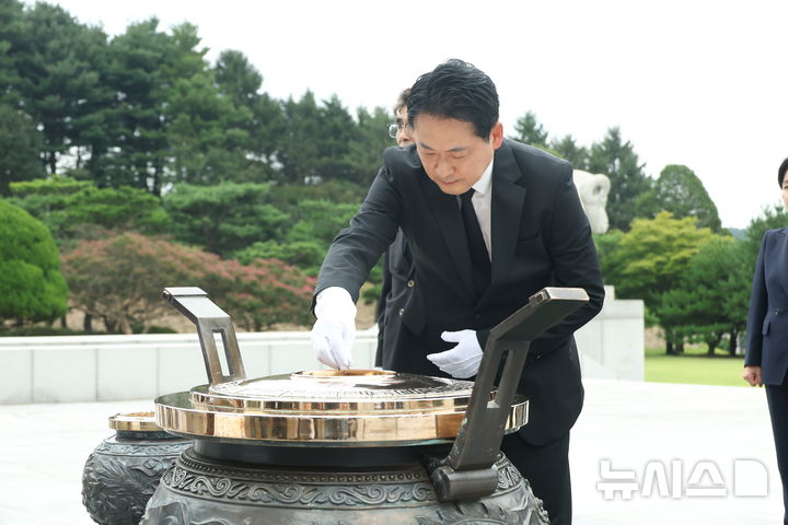 [대전=뉴시스] 고승민 기자 = 장동혁 국민의힘 대표가 24일 대전 유성구 국립대전현충원을 방문, 현충탑에서 분향하고 있다. 2025.09.24. kkssmm99@newsis.com