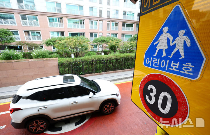 [서울=뉴시스] 황준선 기자 = 24일 서울 시내 한 초등학교 인근 어린이 보호구역 모습.지난해 전국 어린이보호구역(스쿨존)에서 발생한 교통사고가 최근 5년 사이 가장 많은 것으로 나타났다. 24일 국회 교육위원회 소속 강경숙 조국혁신당 의원이 경찰청으로부터 제출받은 자료에 따르면 지난해 스쿨존에서 일어난 교통사고는 526건으로 2020년 483건, 2021년 523건, 2022년 514건, 2023년 486건에 비해 가장 많았다. 2025.09.24. hwang@newsis.com