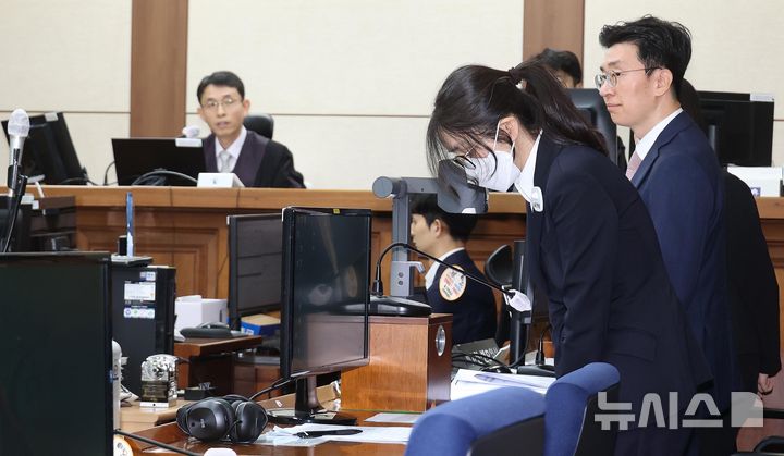 [서울=뉴시스] 사진공동취재단 = 도이치모터스 주가조작과 명태균 공천개입, 통일교 청탁·뇌물 수수 의혹 혐의 등으로 구속기소 된 김건희 여사가 지난달 24일 오후 서울 서초구 서울중앙지방법원에서 열린 첫 재판에 출석해 고개 숙여 인사하고 있다. 2025.09.24. photo@newsis.com