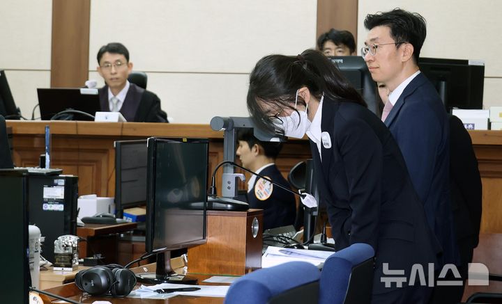 [서울=뉴시스] 사진공동취재단 = 도이치모터스 주가조작과 명태균 공천개입, 통일교 청탁·뇌물 수수 의혹 혐의 등으로 구속기소 된 김건희 여사가 24일 오후 서울 서초구 서울중앙지방법원에서 열린 첫 재판에 출석해 고개를 숙이고 있다. 2025.09.24. photo@newsis.com