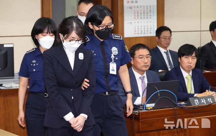 [서울=뉴시스] 사진공동취재단 = 도이치모터스 주가조작과 명태균 공천개입, 통일교 청탁·뇌물 수수 의혹 혐의 등으로 구속기소 된 김건희 여사가 24일 오후 서울 서초구 서울중앙지방법원에서 열린 첫 재판에 출석하고 있다. 2025.09.24. photo@newsis.com