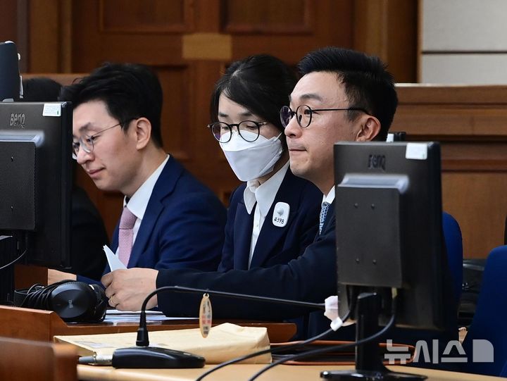 [서울=뉴시스] 사진공동취재단 = 도이치모터스 주가조작과 명태균 공천개입, 통일교 청탁·뇌물 수수 의혹 혐의 등으로 구속기소 된 김건희 여사가 24일 오후 서울 서초구 서울중앙지방법원에서 열린 첫 재판에 출석해 있다. 2025.09.24. photo@newsis.com