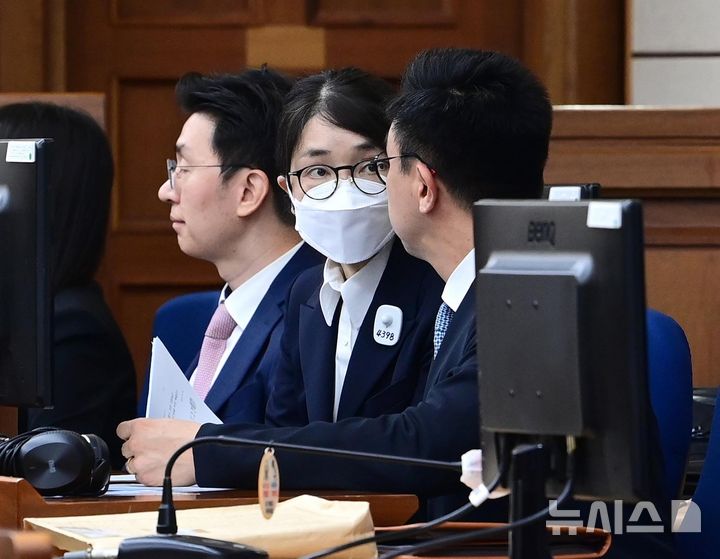 [서울=뉴시스] 사진공동취재단 = 도이치모터스 주가조작과 명태균 공천개입, 통일교 청탁·뇌물 수수 의혹 혐의 등으로 구속기소 된 김건희 여사가 24일 오후 서울 서초구 서울중앙지방법원에서 열린 첫 재판에 출석해 있다. 2025.09.24. photo@newsis.com