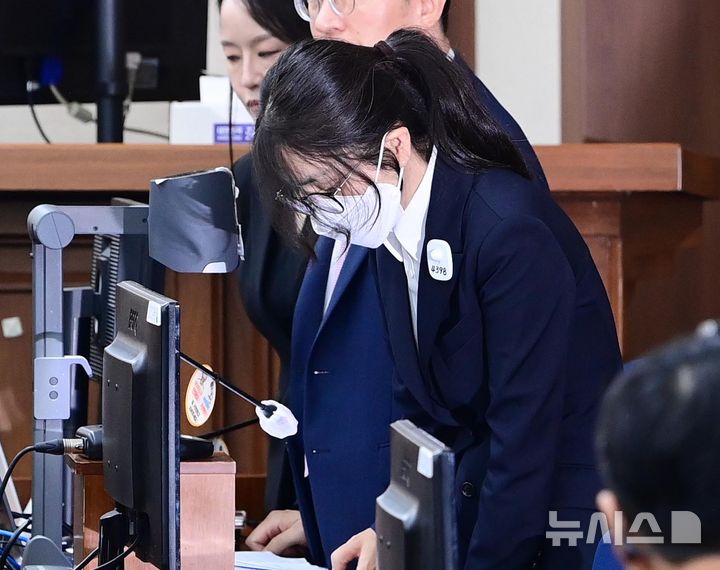 [서울=뉴시스] 사진공동취재단 = 특검이 이른바 '매관매직' 의혹으로 재판에 넘겨진 김건희 여사에게 징역 7년 6개월을 구형했다. 사진은 도이치모터스 주가조작과 명태균 공천개입, 통일교 청탁·뇌물 수수 의혹 혐의 등으로 구속기소 된 김건희 여사가 지난해 9월 24일 오후 서울 서초구 서울중앙지방법원에서 열린 첫 재판에 출석하는 모습. 2026.05.15. photo@newsis.com