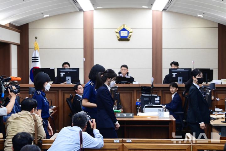 [서울=뉴시스] 사진공동취재단 = 도이치모터스 주가조작과 명태균 공천개입, 통일교 청탁·뇌물 수수 의혹 혐의 등으로 구속기소 된 김건희 여사가 24일 오후 서울 서초구 서울중앙지방법원에서 열린 첫 재판에 출석하고 있다. 2025.09.24. photo@newsis.com