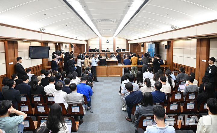 [서울=뉴시스] 사진공동취재단 = 도이치모터스 주가조작과 명태균 공천개입, 통일교 청탁·뇌물 수수 의혹 혐의 등으로 구속기소 된 김건희 여사가 24일 오후 서울 서초구 서울중앙지방법원에서 열린 첫 재판에 출석하고 있다. 2025.09.24. photo@newsis.com