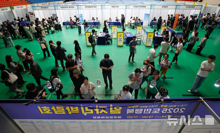 [제주=뉴시스] 우장호 기자 = 24일 오후 제주시 오라1동 한라체육관에서 제주특별자치도 주최로 열린 '2025 도민행복 일자리 박람회'에 구직자들의 발걸음이 이어지고 있다. 2025.09.24. woo1223@newsis.com