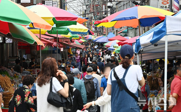 [성남=뉴시스] 김종택 기자 = 추석 연휴를 앞두고 24일 경기 성남시 모란전통시장을 찾은 시민들이 제수 등을 구입하고 있다. 2025.09.24. jtk@newsis.com