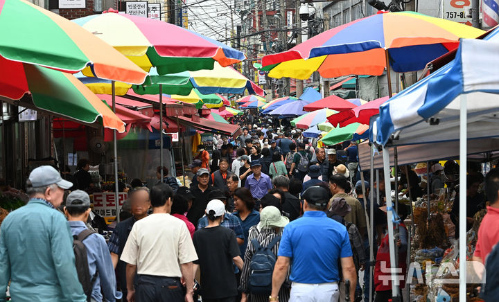 [성남=뉴시스] 김종택 기자 = 추석 연휴를 앞둔 지난 24일 경기 성남시 모란전통시장을 찾은 시민들이 제수 등을 구입하고 있다. 2025.09.24. jtk@newsis.com