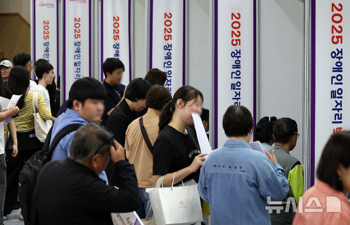 [대구=뉴시스] 지난해 9월 24일 대구 달서구 대구직업능력개발원에서 열린 2025 장애인 일자리 박람회에서 구직자들이 현장면접을 보고 있는 모습. (사진=뉴시스 DB) 2025.09.24. photo@newsis.com **위 사진은 기사와 직접적인 관련이 없음