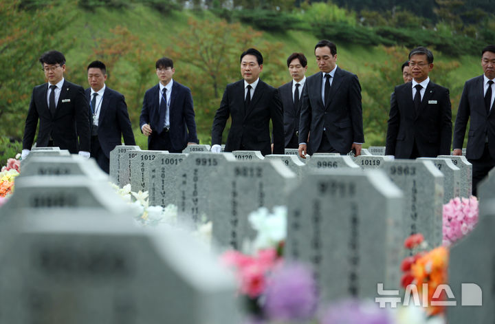 [대전=뉴시스] 고승민 기자 = 장동혁 국민의힘 대표가 24일 대전 유성구 국립대전현충원을 방문, 고 한주호 준위 묘역으로 향하고 있다. 2025.09.24. kkssmm99@newsis.com