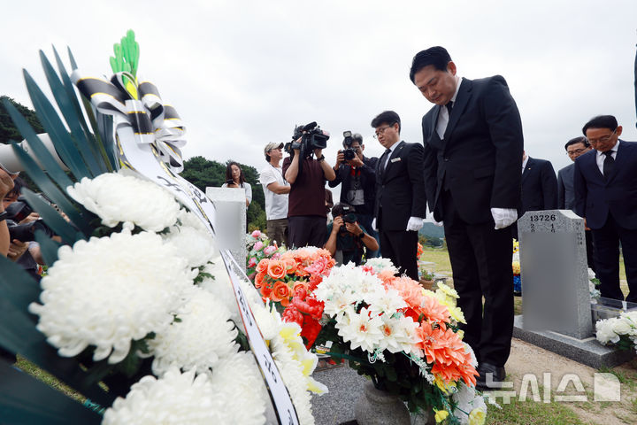 [대전=뉴시스] 고승민 기자 = 장동혁 국민의힘 대표가 24일 대전 유성구 국립대전현충원을 방문, 고 채수근 상병 묘역을 참배하고 있다. 2025.09.24. kkssmm99@newsis.com