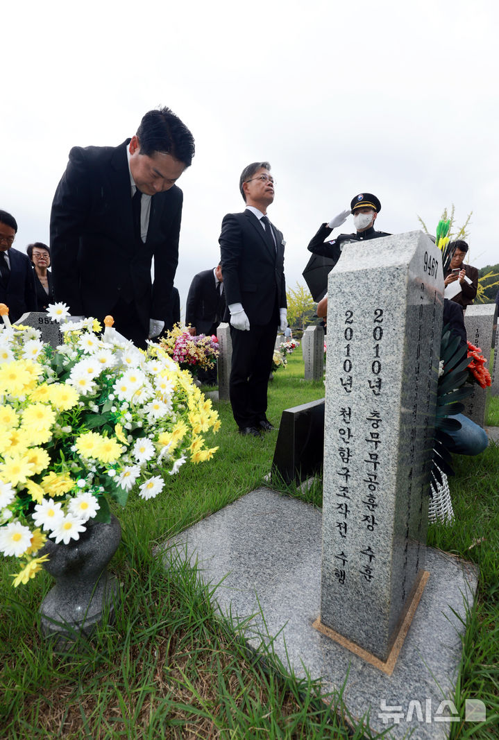 [대전=뉴시스] 고승민 기자 = 장동혁 국민의힘 대표가 24일 대전 유성구 국립대전현충원을 방문, 고 한주호 준위 묘역을 참배하고 있다. 2025.09.24. kkssmm99@newsis.com