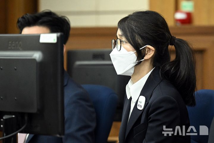 [서울=뉴시스] 사진공동취재단 = 도이치모터스 주가조작, 통일교 청탁·뇌물 수수 의혹 혐의 등으로 구속기소 된 김건희 여사가 지난 9월 24일 오후 서울 서초구 서울중앙지방법원에서 열린 첫 재판에 출석해 있다. 2025.09.24. photo@newsis.com