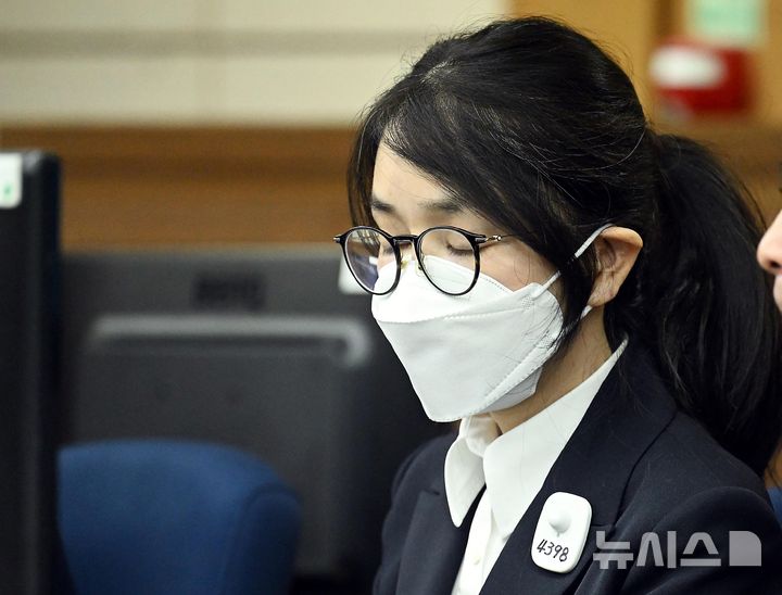 [서울=뉴시스] 사진공동취재단 = 도이치모터스 주가조작, 통일교 청탁·뇌물 수수 의혹 혐의 등으로 구속기소 된 김건희 여사가 지난 9월24일 오후 서울 서초구 서울중앙지방법원에서 열린 첫 재판에 출석해 있다. 2025.09.24. photo@newsis.com