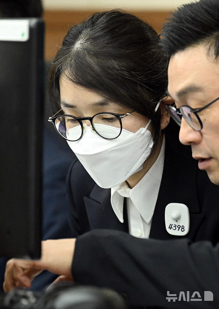 [서울=뉴시스] 사진공동취재단 = 도이치모터스 주가조작, 통일교 청탁·뇌물 수수 의혹 혐의 등으로 구속기소 된 김건희 여사가 24일 오후 서울 서초구 서울중앙지방법원에서 열린 첫 재판에 출석해 변호사와 이야기를 나누고 있다. 2025.09.24. photo@newsis.com