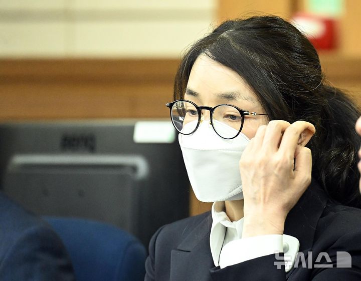 [서울=뉴시스] 사진공동취재단 = 도이치모터스 주가조작, 통일교 청탁·뇌물 수수 의혹 혐의 등으로 구속기소 된 김건희 여사가 24일 오후 서울 서초구 서울중앙지방법원에서 열린 첫 재판에 출석해 있다. 2025.09.24. photo@newsis.com