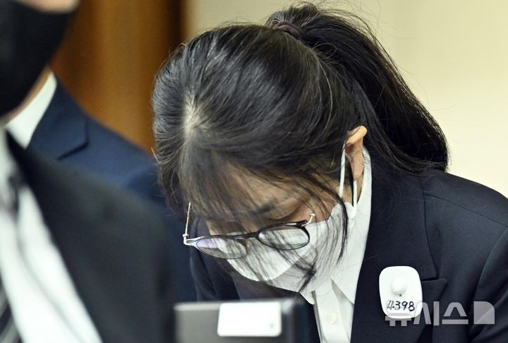 [서울=뉴시스] 사진공동취재단 = 김건희 여사가 공직·이권 청탁 대가로 각종 금품을 수수했다는 이른바 '매관매직' 혐의로 1심에서 징역 7년을 선고받았다. 사진은 김 여사가 지난해 9월 24일 도이치모터스 주가조작, 통일교 청탁·뇌물 수수 의혹 혐의 등 첫 재판에 출석해 고개 숙여 인사하는 모습. 2026.06.26. photo@newsis.com