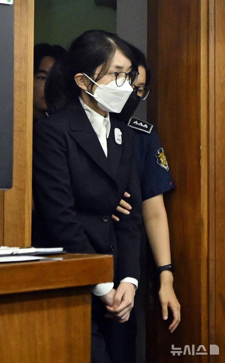 [서울=뉴시스] 사진공동취재단 = 도이치모터스 주가조작, 통일교 청탁·뇌물 수수 의혹 혐의 등으로 구속기소 된 김건희 여사가 24일 오후 서울 서초구 서울중앙지방법원에서 열린 첫 재판에 출석하고 있다. 2025.09.24. photo@newsis.com