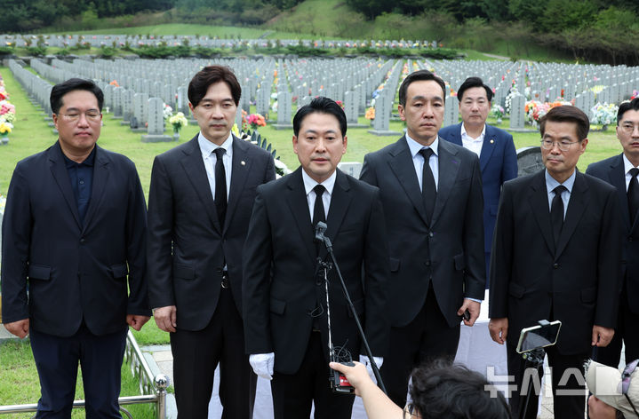 [대전=뉴시스] 고승민 기자 = 장동혁 국민의힘 대표가 24일 대전 유성구 국립대전현충원을 방문, 주요 묘역 참배 후 취재진 질문에 답하고 있다. 2025.09.24. kkssmm99@newsis.com