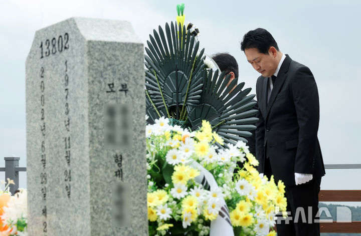 [대전=뉴시스] 고승민 기자 = 장동혁 국민의힘 대표가 24일 대전 유성구 국립대전현충원을 방문, 제2연평해전 전사자 묘역을 참배하고 있다. 2025.09.24. kkssmm99@newsis.com