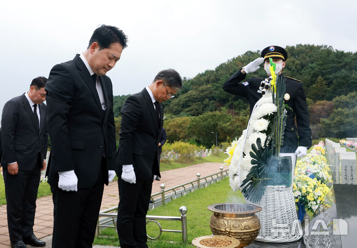 [대전=뉴시스] 고승민 기자 = 장동혁 국민의힘 대표가 24일 대전 유성구 국립대전현충원을 방문, 천안함 46용사 묘역을 참배하고 있다. 2025.09.24. kkssmm99@newsis.com