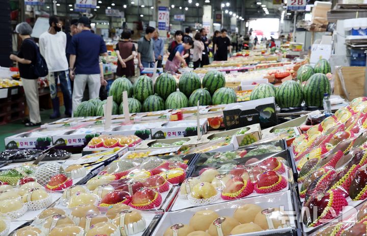  [부산=뉴시스] 하경민 기자 = 추석을 앞둔 24일 부산 해운대구 반여농산물도매시장에서 시민들이 선물·제수용 과일을 구입하고 있다. 2025.09.24. yulnetphoto@newsis.com