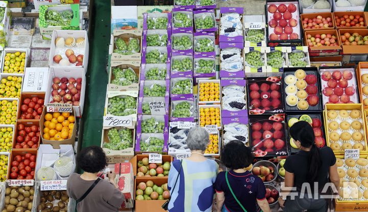  [부산=뉴시스] 하경민 기자 = 추석 연휴를 열흘 가량 앞둔 24일 부산 해운대구 반여농산물도매시장에서 시민들이 선물·제수용 과일을 구입하고 있다. 2025.09.24. yulnetphoto@newsis.com