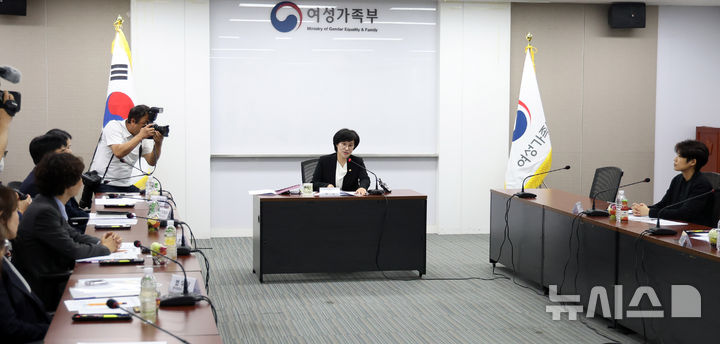 [서울=뉴시스] 추상철 기자 = 원민경 성평등가족부 장관이 지난해 9월 24일 오후 서울 종로구 정부서울청사에서 열린 스토킹 교제폭력 관련 대책회의에서 인사말을 하고 있다. 2025.09.24. scchoo@newsis.com