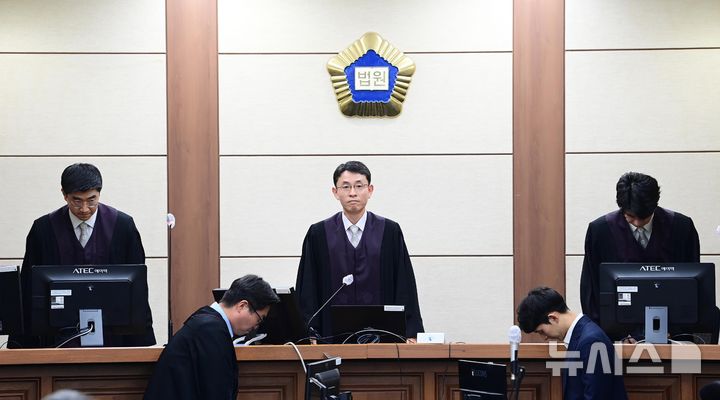 [서울=뉴시스] 사진공동취재단 = 윤석열 전 대통령의 배우자 김건희 여사의 특정범죄가중처벌법상 알선수재 및 자본시장법·정치자금법 위반 등 사건 첫 재판이 열린 지난 9월 24일 서울 서초동 서울중앙지법에 우인성 부장판사가 입정하고 있다. 2025.11.19. photo@newsis.com