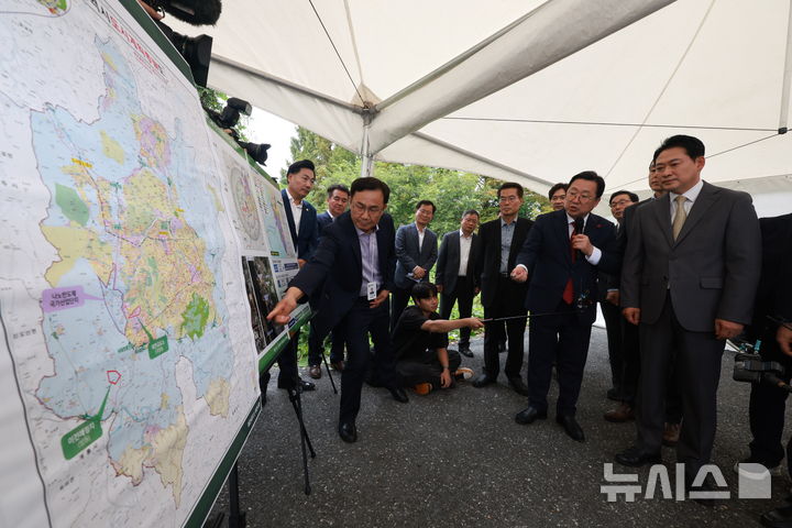 [대전=뉴시스] 고승민 기자 = 장동혁 국민의힘 대표가 24일 대전 유성구 나노반도체 국가산단 부지 인근에서 이장우 대전시장에게 국가산단 조성 현황 및 대전교도소 이전 관련 설명을 듣고 있다. 2025.09.24. kkssmm99@newsis.com