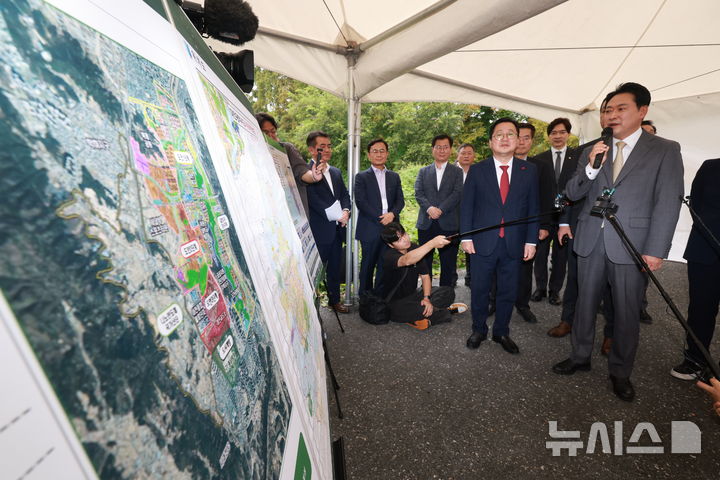 [대전=뉴시스] 고승민 기자 = 장동혁 국민의힘 대표가 24일 대전 유성구 나노반도체 국가산단 부지 인근에서 산단 및 대전교도소 이전 문제 등에 대해 발언하고 있다. 2025.09.24. kkssmm99@newsis.com