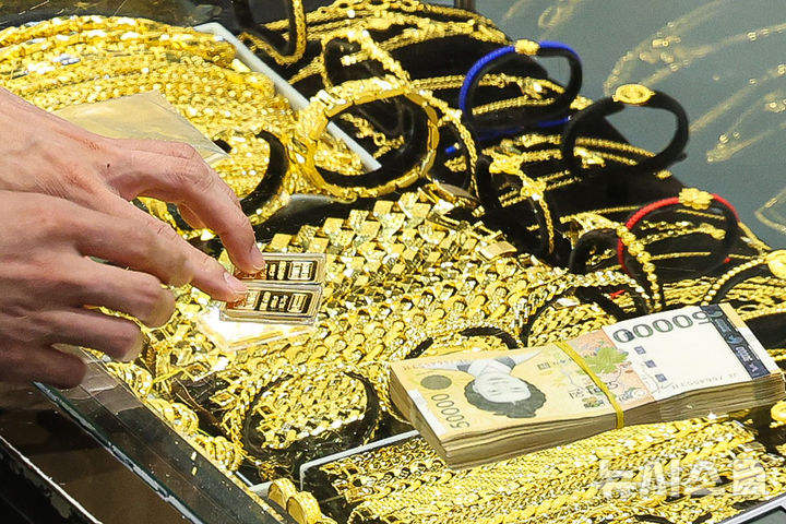 [서울=뉴시스] 권창회 기자 = 24일 서울 종로구의 한 금은방에서 고객이 금 거래를 하고 있다. 미국 도널드 트럼프 행정부의 관세 정책이 가져온 경제 불확실성 속에 미 중앙은행이 지난주 금리 인하 재개에 나서면서 국제 금값이 사상 최고치를 다시 경신했다. 22일(현지 시각) 뉴욕상품거래소에서 12월 인도분 금 선물 종가는 온스당 3천775.10달러로 전 거래일 대비 1.9% 올랐다. 2025.09.24. kch0523@newsis.com