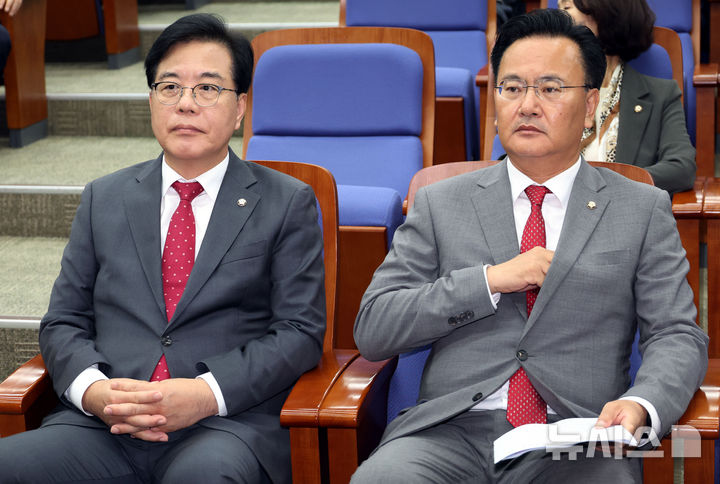 [서울=뉴시스] 조성봉 기자 = 송언석 국민의힘 원내대표와 유상범 원내운영수석부대표가 24일 오후 서울 여의도 국회에서 열린 의원총회에 참석해 있다. 2025.09.24. suncho21@newsis.com