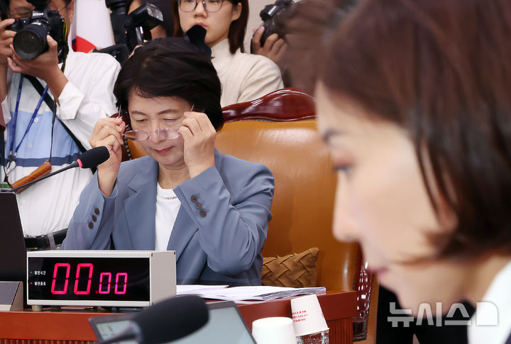 [서울=뉴시스] 김명년 기자 = 추미애 법제사법위원장과 나경원 국민의힘 의원이 지난해 9월 24일 오후 서울 여의도 국회에서 열린 법사위 전체회의에 참석해 있다. 2025.09.24. kmn@newsis.com