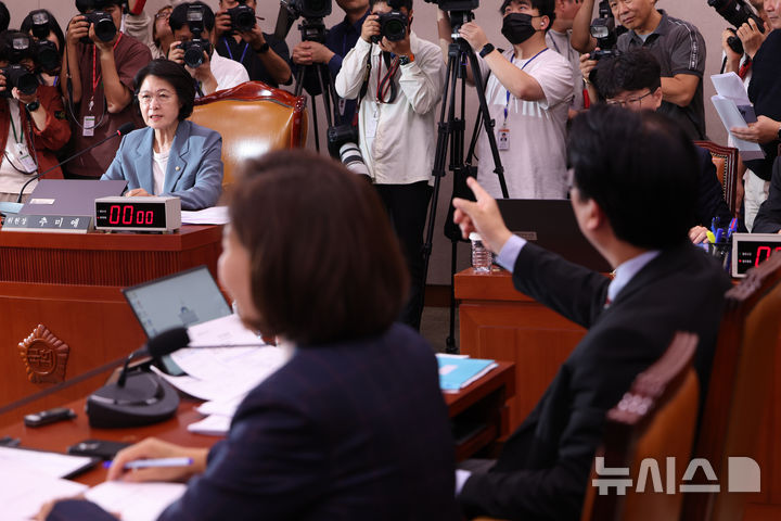 [서울=뉴시스] 김명년 기자 = 곽규택 국민의힘 의원이 24일 오후 서울 여의도 국회에서 열린 법제사법위원회 전체회의에서 추미애 위원장에게 항의하고 있다. 2025.09.24. kmn@newsis.com