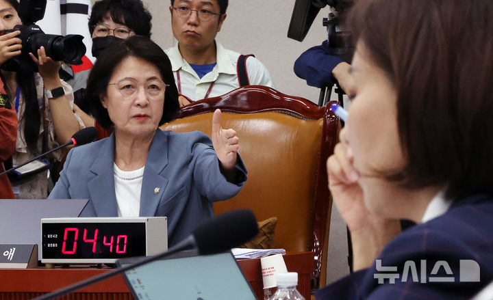 [서울=뉴시스] 김명년 기자 = 추미애 국회 법제사법위원장이 24일 오후 서울 여의도 국회에서 열린 법사위 전체회의에서 나경원 국민의힘 의원과 곽규택 의원에게 경고하고 있다. 2025.09.24. kmn@newsis.com
