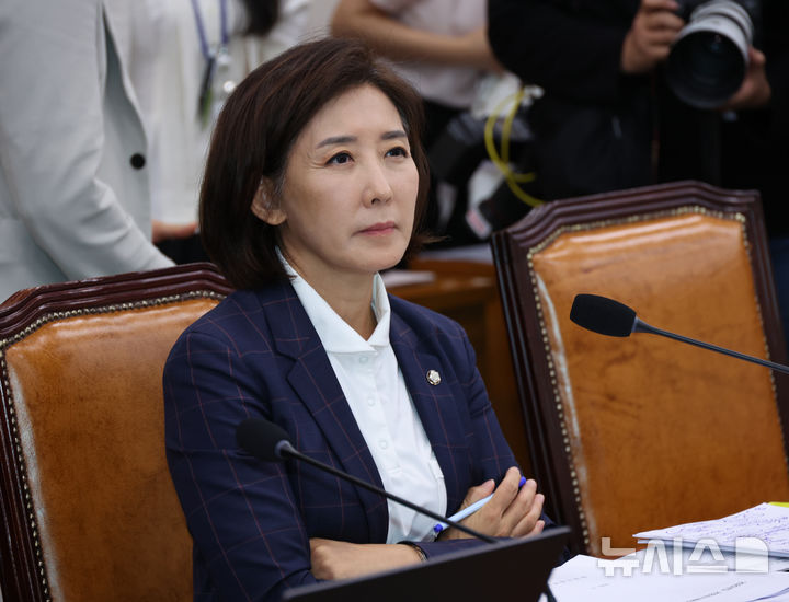 [서울=뉴시스] 김금보 기자 = 나경원 국민의힘 의원이 24일 오후 서울 여의도 국회에서 열린 법제사법위원회 전체회의에서 팔짱을 끼고 있다. 2025.09.24. kgb@newsis.com