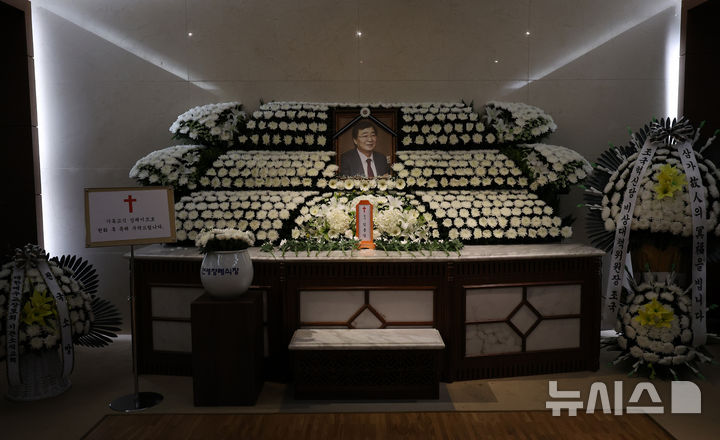 [서울=뉴시스] 이영환 기자 = 24일 오후 서울 서대문구 세브란스병원 장례식장에 고 김대중 전 대통령의 차남 김홍업 김대중평화센터 이사장의 빈소가 마련되어 있다. 고인은 숙환으로 별세했으며 발인은 26일 오전이다. 2025.09.24. 20hwan@newsis.com