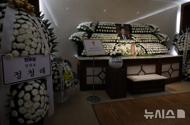 [서울=뉴시스] 이영환 기자 = 24일 오후 서울 서대문구 세브란스병원 장례식장에 고 김대중 전 대통령의 차남 김홍업 김대중평화센터 이사장의 빈소가 마련되어 있다. 고인은 숙환으로 별세했으며 발인은 26일 오전이다. 2025.09.24. 20hwan@newsis.com