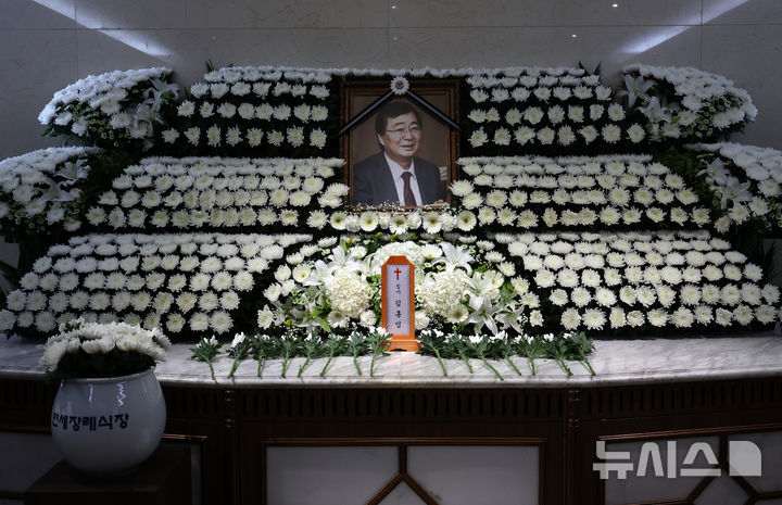 [서울=뉴시스] 이영환 기자 = 24일 오후 서울 서대문구 세브란스병원 장례식장에 고 김대중 전 대통령의 차남 김홍업 김대중평화센터 이사장의 빈소가 마련되어 있다. 고인은 숙환으로 별세했으며 발인은 26일 오전이다. 2025.09.24. 20hwan@newsis.com