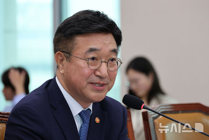 [서울=뉴시스] 김금보 기자 = 윤호중 행정안전부 장관이 24일 오후 서울 여의도 국회에서 열린 법제사법위원회 전체회의에서 정부조직법 관련 토론 질의에 답하고 있다. 2025.09.24. kgb@newsis.com