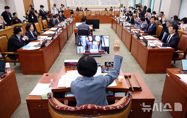 [서울=뉴시스] 김금보 기자 = 여야 의원들이 24일 오후 서울 여의도 국회에서 열린 법제사법위원회 전체회의에서 거수 표결을 하고 있다. 2025.09.24. kgb@newsis.com
